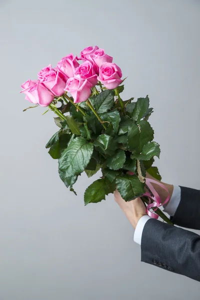 Buquê de rosas rosa em mãos masculinas — Fotografia de Stock