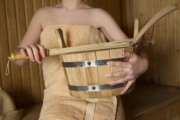 Hermosa mujer en sauna, accesorios de baño —  Fotos de Stock