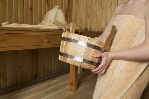 Mooie vrouw in sauna, Bad accessoires — Stockfoto
