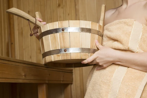 Mulher bonita na sauna, acessórios de banho — Fotografia de Stock