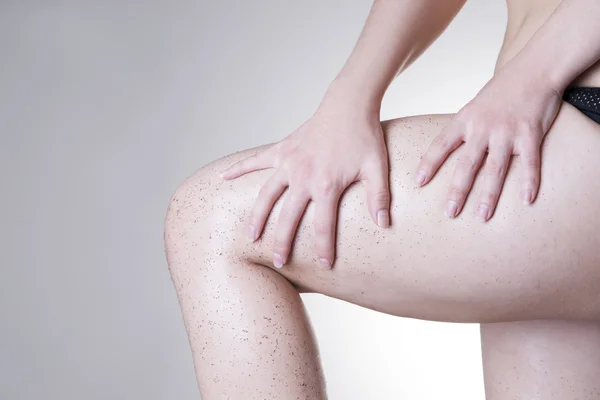Cuidado del cuerpo, piel pelando las piernas — Foto de Stock