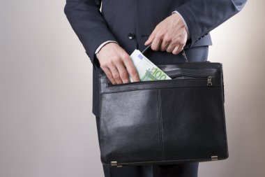 Elinde para dolu bir çanta ile işadamı