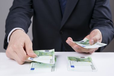 Erkeklerin elinde para