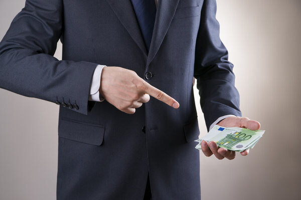 Бизнесмен с деньгами в студии
