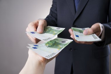 İnsanların elinde para