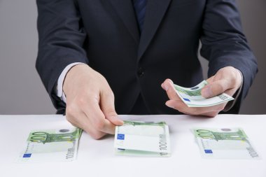 Erkeklerin elinde para