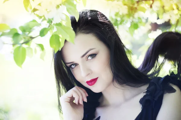 피 정원에서 아름 다운 젊은 여자 — 스톡 사진