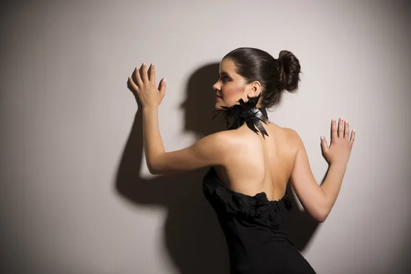 Retrato de uma bela jovem mulher em um fundo cinza — Fotografia de Stock