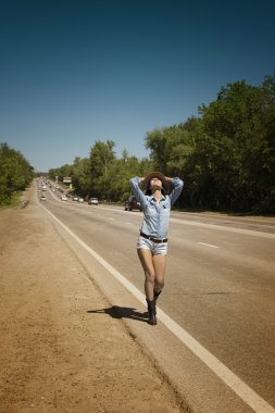Genç güzel kadın bir yolda otostop