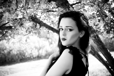 hüzünlü güzel genç kadın