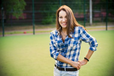 Güzel genç kadın fitness izci futbol sahasına ile