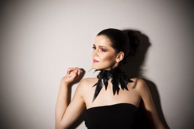 Gri arka planda güzel bir genç kadının portresi.