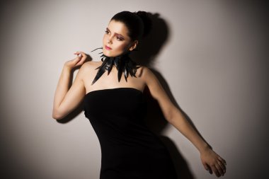 Gri arka planda güzel bir genç kadının portresi.