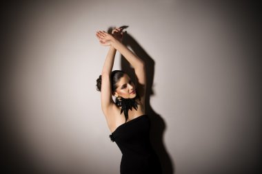 Gri arka planda güzel bir genç kadının portresi.