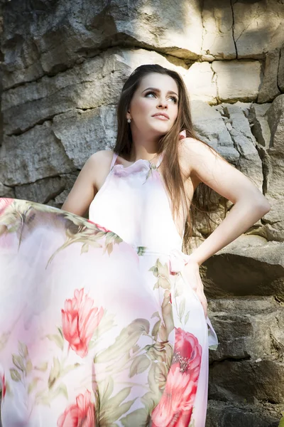 Doğa içinde güzel bir kadın portresi