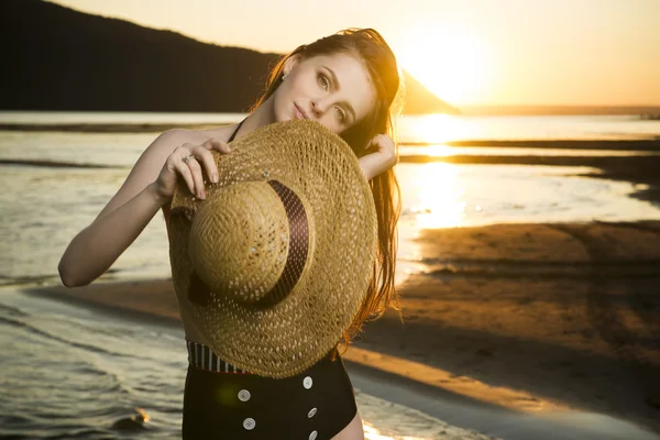 Krásná žena v plavkách na slunce pozadí — Stock fotografie