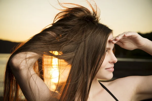 Mulher bonita de biquíni no fundo por do sol — Fotografia de Stock