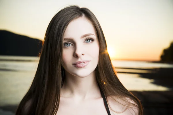 Hermosa mujer en bikini sobre fondo de atardecer —  Fotos de Stock