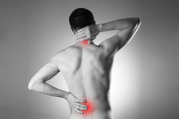 Человек с болью в спине. Боль в теле человека — стоковое фото