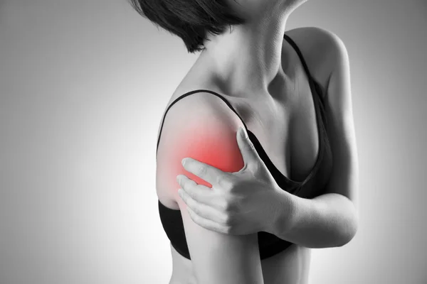 Mujer con dolor en el hombro. Dolor en el cuerpo humano —  Fotos de Stock