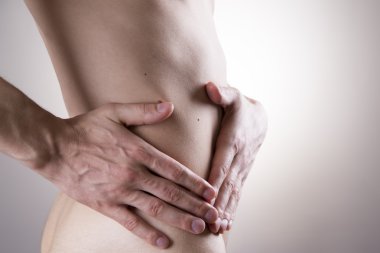 Bir erkeğin vücuduna acı. Apandisit krizinden