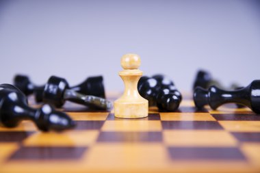 Ahşap satranç tahtasında satranç taşları konseptiyle