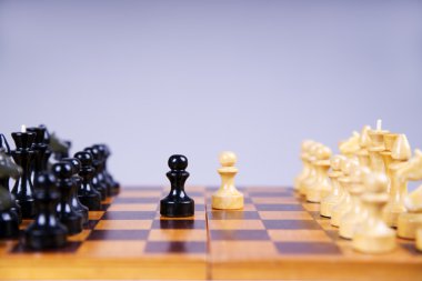 Ahşap satranç tahtasında satranç taşları konseptiyle