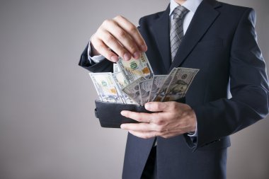 İşadamı Studio gri bir arka plan üzerinde para ile