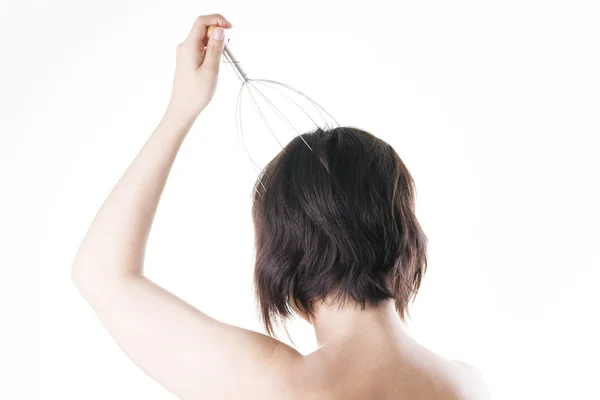 Молодая женщина делает себе расслабляющий массаж головы — стоковое фото