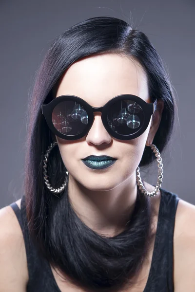 Hermosa mujer modelo retrato en gafas de sol con labios azules y pendientes. Peinado creativo y maquillaje —  Fotos de Stock