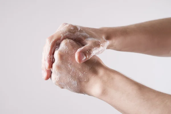 Männliche Hände waschen — Stockfoto