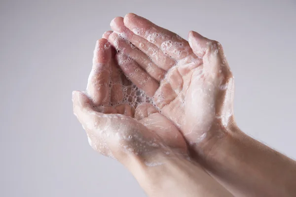 Mannelijke handen wassen — Stockfoto