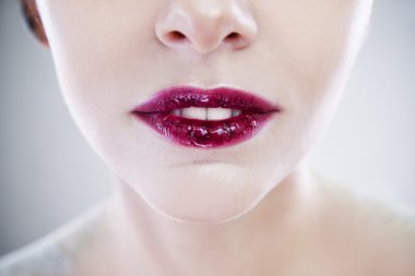 Profesyonel güzellik dudak makyaj. Portre kadar olun. Dolgun seksi dudaklar ve mükemmel cilt