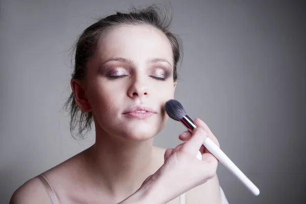 Aplicando maquillaje. Maquillaje profesional y peinado hermoso retrato de mujer joven de cerca —  Fotos de Stock