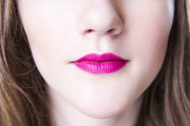 Profesyonel güzellik dudak makyaj. Portre kadar olun. Dolgun seksi dudaklar ve mükemmel cilt