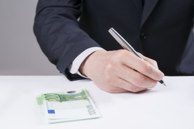 Kavram - yolsuzluk. Rüşvet vererek. Elinde para