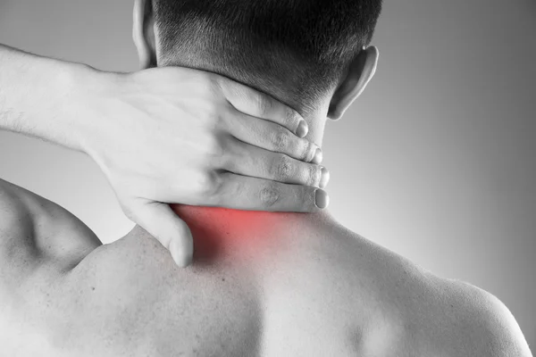 Schmerzen im Nacken. Mann mit Rückenschmerzen. Schmerzen im Körper des Mannes — Stockfoto