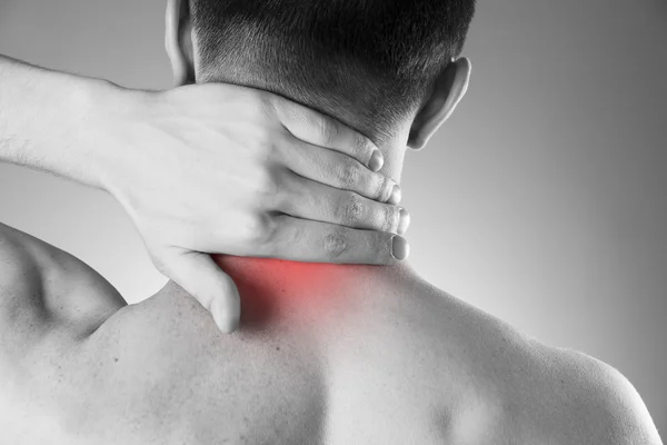 Dolor en el cuello. Hombre con dolor de espalda. Dolor en el cuerpo del hombre — Foto de Stock