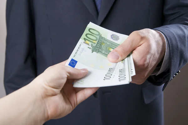 Geschäftsmann mit Geld im Studio. Korruptionskonzept — Stockfoto