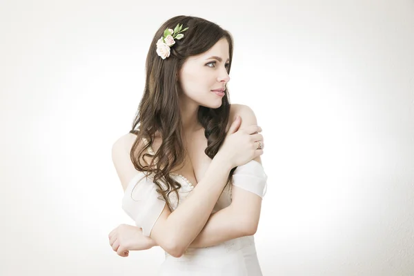 Retrato de estúdio de uma jovem noiva bonita em um vestido branco — Fotografia de Stock