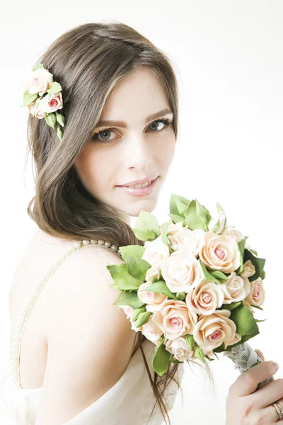 Studio portrait of a young beautiful bride with a bouquet — Stock Photo, Image