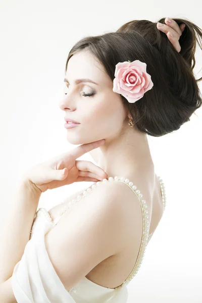 Studio-portrett av en ung, vakker brud i hvit kjole – stockfoto