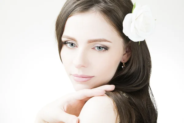 Professionelles Make-up und Frisur schöne junge Frau Nahaufnahme — Stockfoto