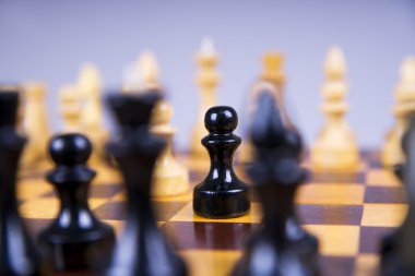 Ahşap satranç tahtasında satranç taşları konseptiyle