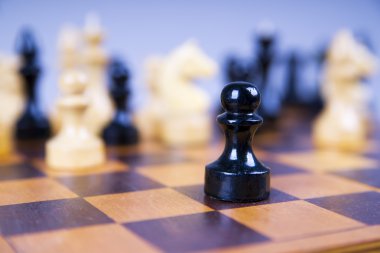 Ahşap satranç tahtasında satranç taşları konseptiyle