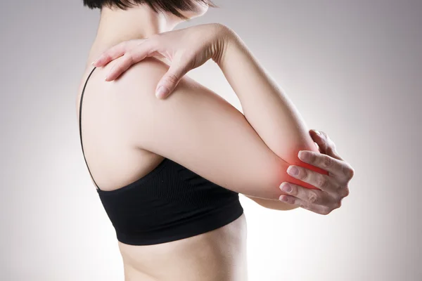 Mujer con dolor en el codo. Dolor en el cuerpo humano — Foto de Stock