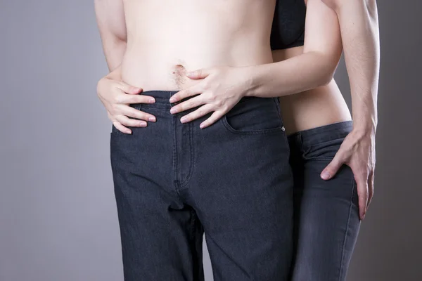 Мужчина и женщина в джинсах обнимаются — стоковое фото