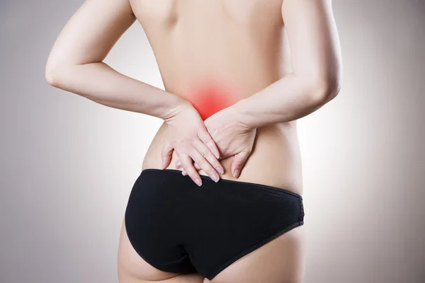 Mujer con dolor de espalda. Dolor en el cuerpo humano —  Fotos de Stock