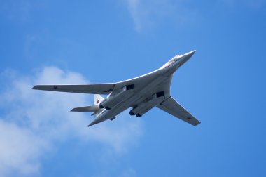 Tu-160 gösteriler hava gösterisi yapar