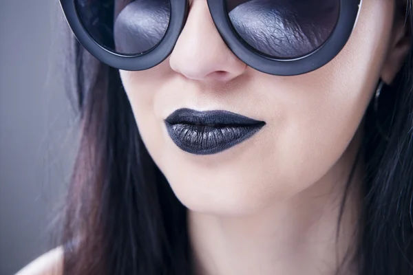 Hermosa mujer modelo retrato en gafas de sol con labios negros y pendientes. Peinado creativo y maquillaje —  Fotos de Stock